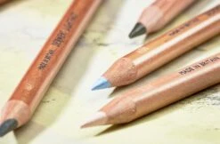 Derwent Lightfast Pencil Tin Set 12 -Pencils Artists 2001219 001 b