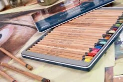 Derwent Lightfast Pencil Tin Set 36 -Pencils Artists 2001219 003 b